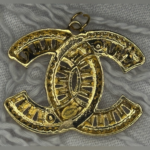 CHANEL PENDANT CLEAR CRYSTAL ON GOLD - Picture 12 of 17